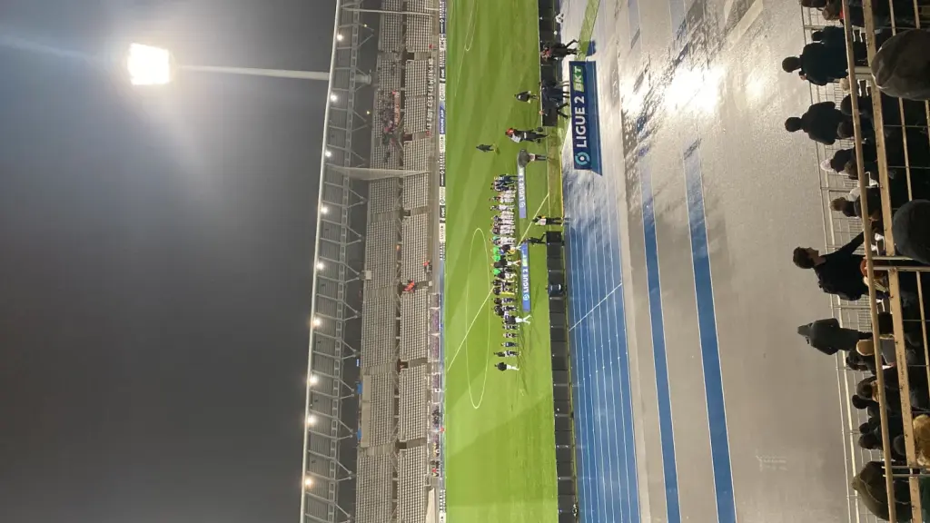 Tribune du Stade Charléty éclairée aux couleurs du Paris FC