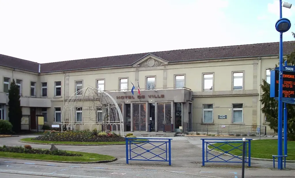 L’hôtel de ville de Thaon-les-Vosges, photographie d’archive