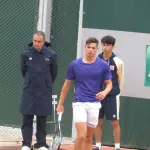 Arthur Gea tenant sa raquette lors des qualifications de Roland-Garros en mai 2023