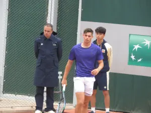 Arthur Gea frappe un coup droit à Roland-Garros en 2023
