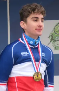 Paul Seixas, en maillot tricolore et médaille, après une course de cyclo-cross en 2024