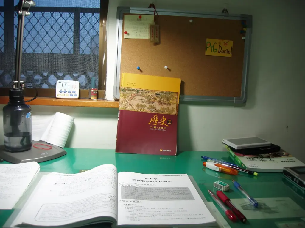 Livres et documents ouverts sur un bureau