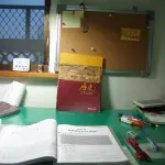 Livres et documents ouverts sur un bureau