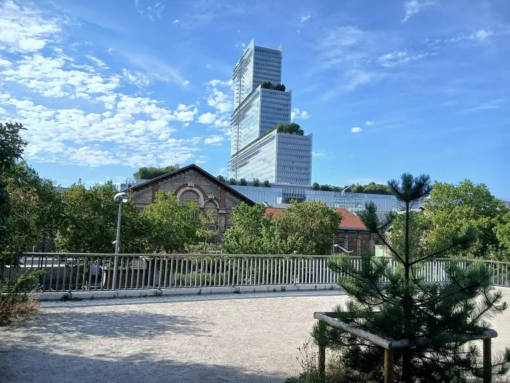 Le Tribunal de Paris vu depuis le parc Martin-Luther-King