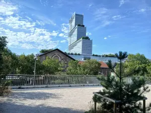 Le Tribunal de Paris vu depuis le parc Martin-Luther-King