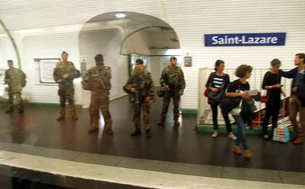 Des militaires de l’opération Sentinelle en patrouille à Paris