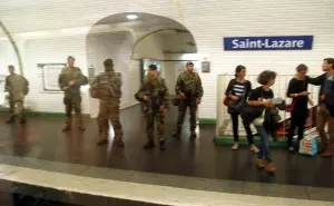 Des militaires de l’opération Sentinelle en patrouille à Paris