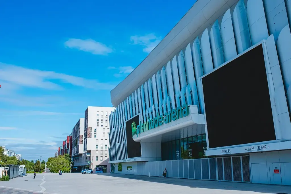 Façade de la Plenitude Arena à Nanterre en juillet 2026, archive