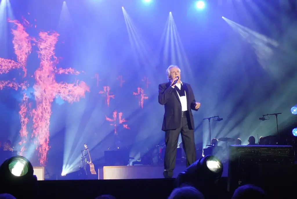 Michel Sardou au micro sur la scène des Francofolies de Spa en juillet 2017 (archive)