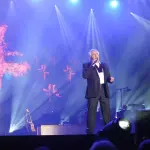 Michel Sardou au micro sur la scène des Francofolies de Spa en juillet 2017 (archive)