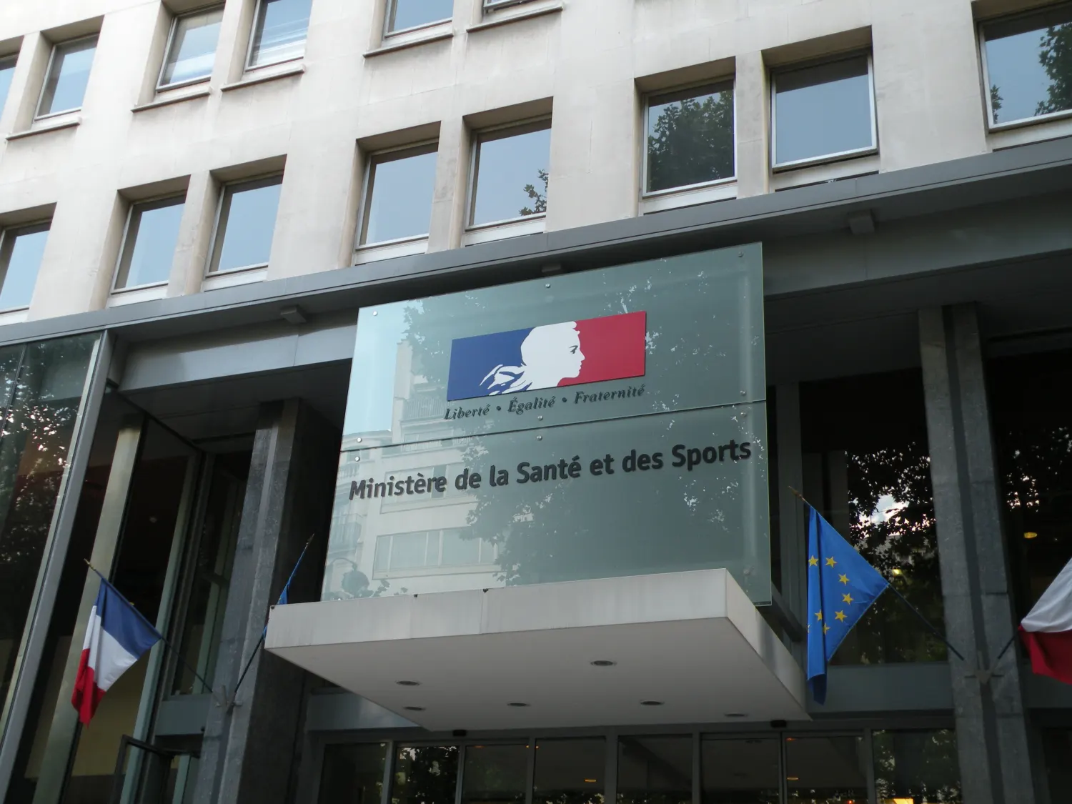 La France perd encore 2 000 lits d’hospitalisation en 2025 malgré une hausse dans le public 1 Entrée du ministère de la Santé à Paris, archive du 25 juin 2009