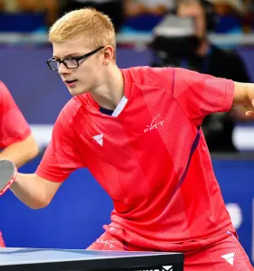 Félix Lebrun en compétition de tennis de table en 2022, archive
