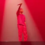 Chris Brown au micro sur une scène éclairée en rouge à Londres en mars 2023, photographie d’archive.