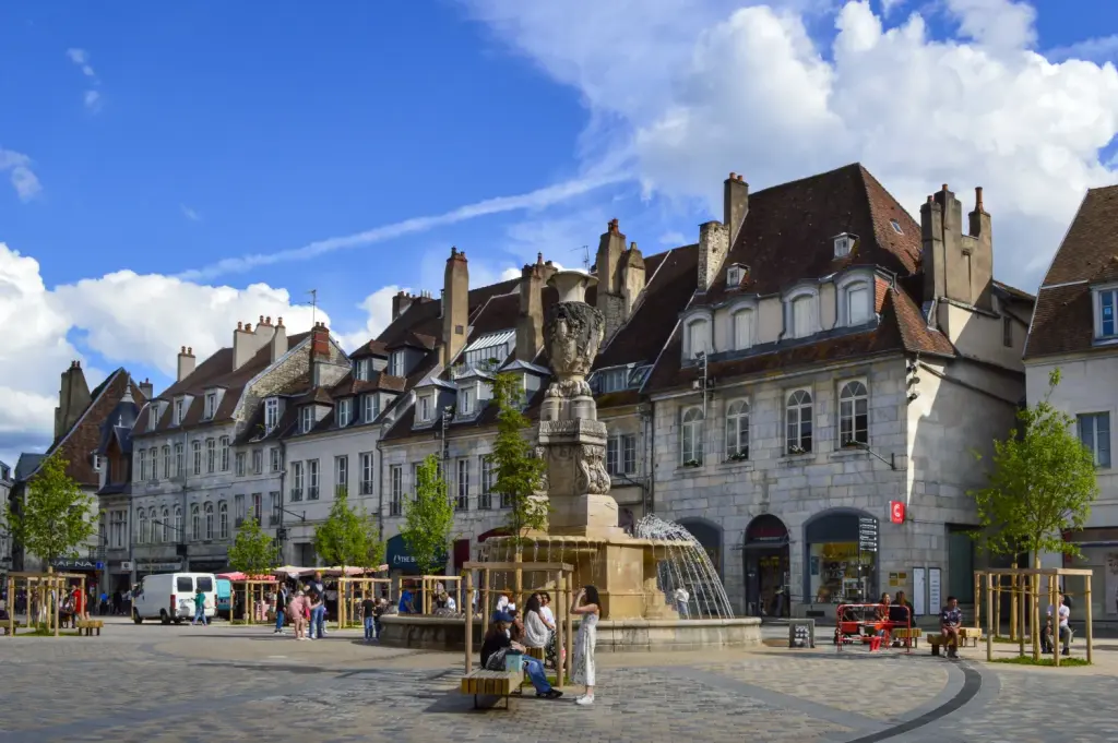 Fontaine et façades de la place de la Révolution à Besançon