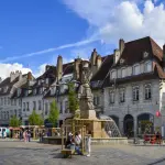 Fontaine et façades de la place de la Révolution à Besançon