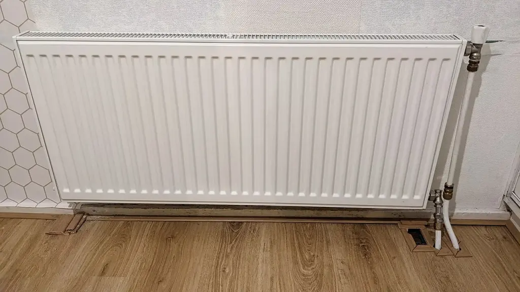 Radiateur de chauffage central en cours de remplacement