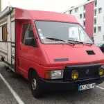 Un Renault Trafic aménagé en van de loisirs