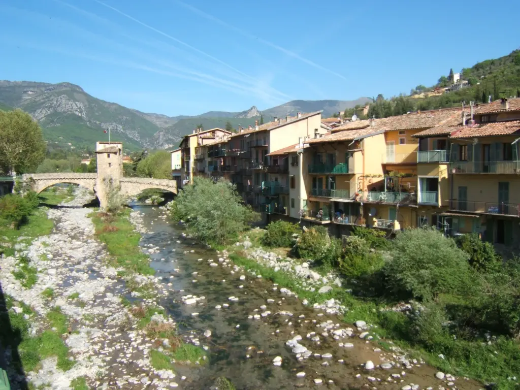 Vue de Sospel traversée par la Bévéra avec le Pont-Vieux