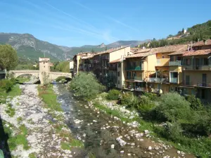 Vue de Sospel traversée par la Bévéra avec le Pont-Vieux