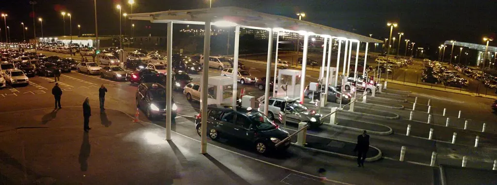 Taxis parisiens alignés dans la zone d’attente de l’aéroport Charles-de-Gaulle
