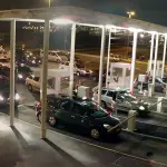 Taxis parisiens alignés dans la zone d’attente de l’aéroport Charles-de-Gaulle