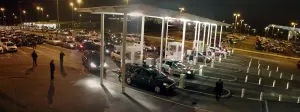 Taxis parisiens alignés dans la zone d’attente de l’aéroport Charles-de-Gaulle