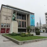 Parvis du théâtre des Arts de Rouen en 2015