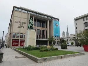 Parvis du théâtre des Arts de Rouen en 2015