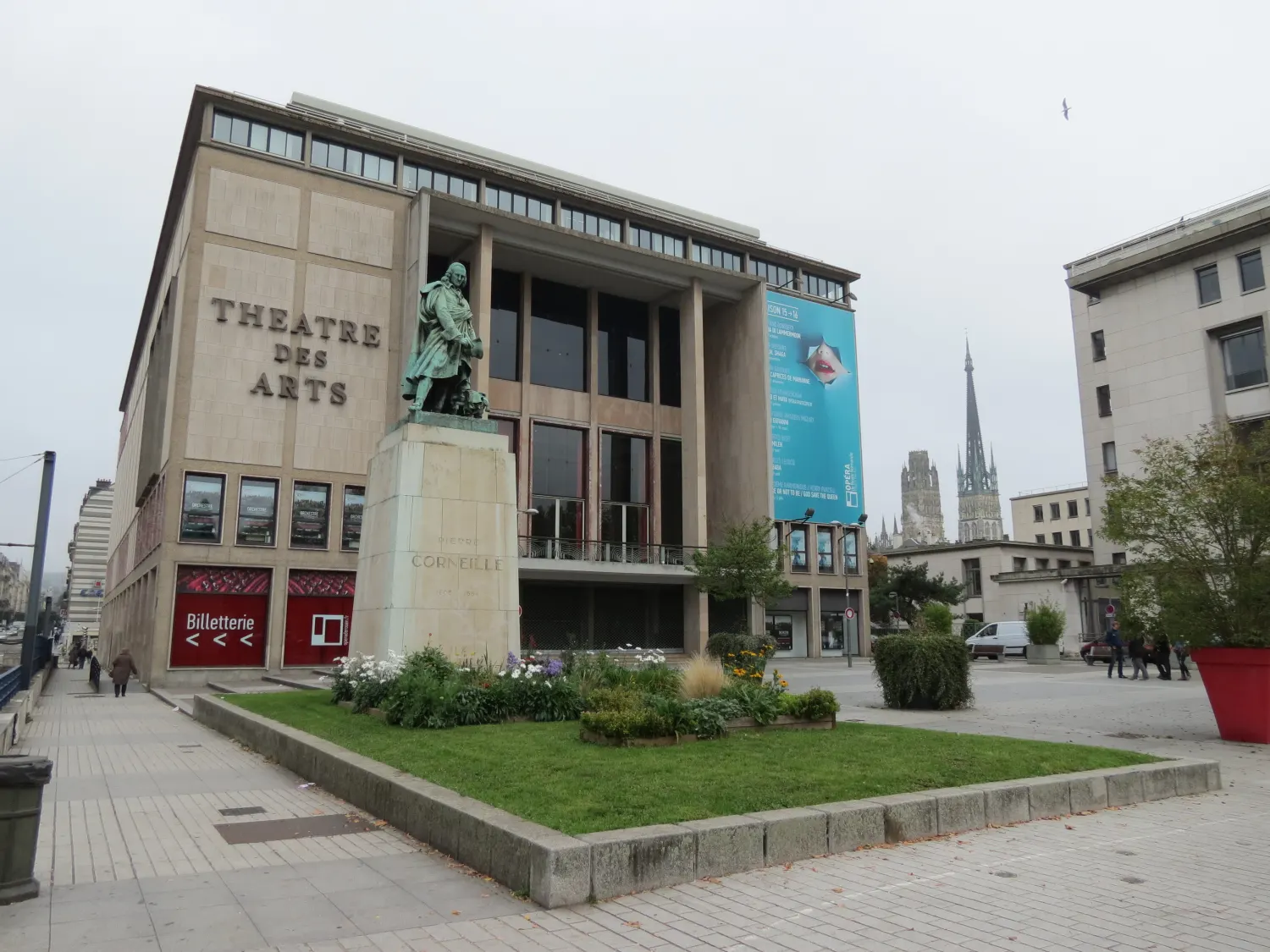 Parvis du théâtre des Arts de Rouen en 2015