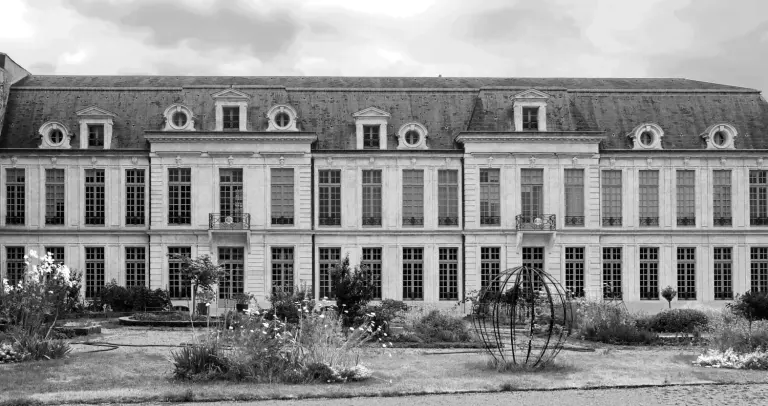 Façade sud de l’hôtel d’Aumont, siège du tribunal administratif de Paris