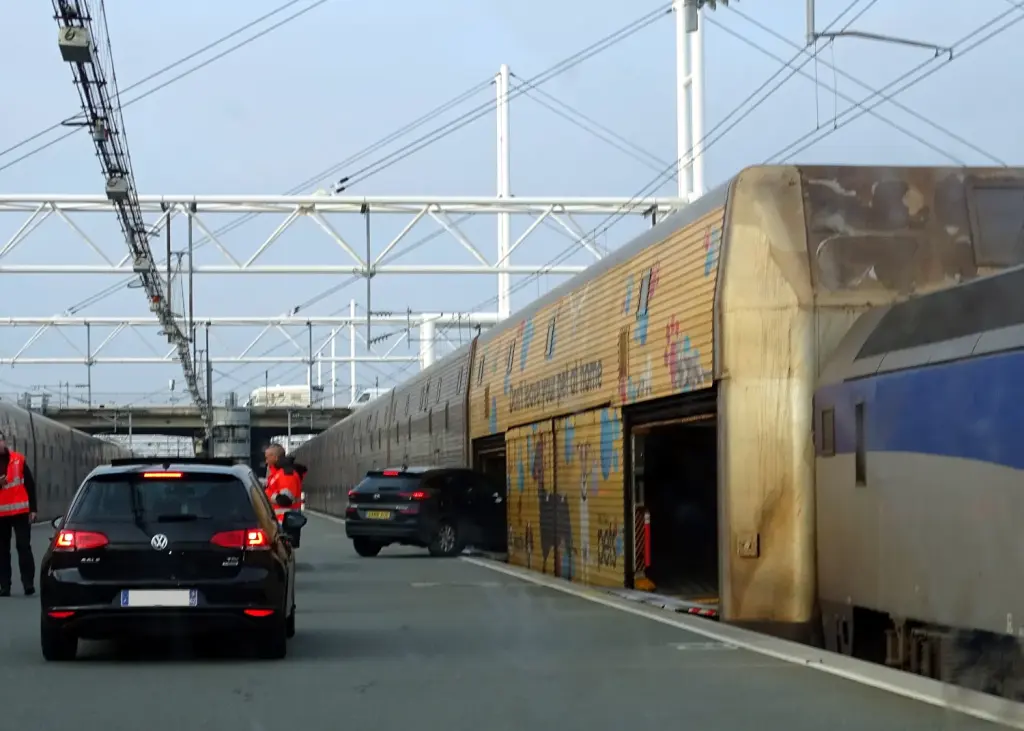 Une navette Eurotunnel au terminal de Coquelles
