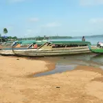 Pirogues amarrées sur la rive du Maroni, archive de 2019