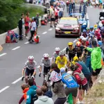 Le maillot jaune au sein du peloton du Tour de France