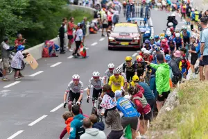 Le maillot jaune au sein du peloton du Tour de France