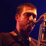 Guillaume Perret joue du saxophone sur scène