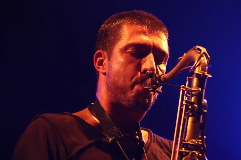 Guillaume Perret joue du saxophone sur scène