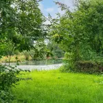 L’étang de La Calotterie entouré d’arbres dans le Pas-de-Calais