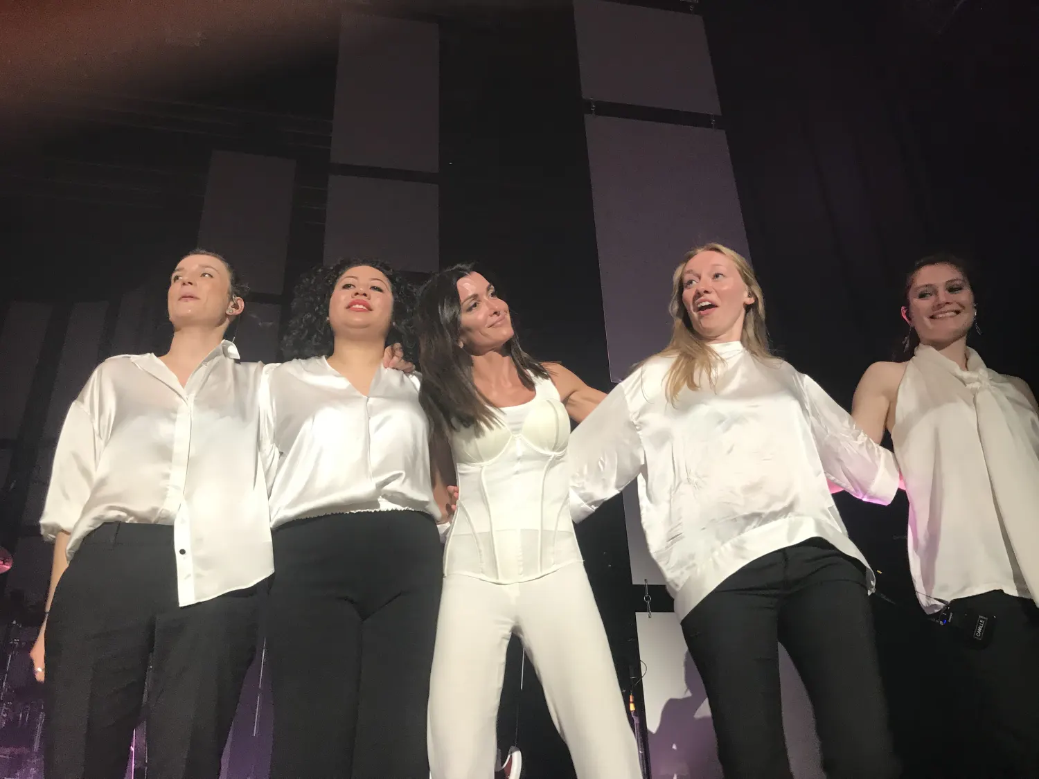 Jenifer annonce DJ pour le 4 décembre et précise son hommage à Dalida 1 Jenifer au centre de ses musiciennes à Ajaccio en 2019