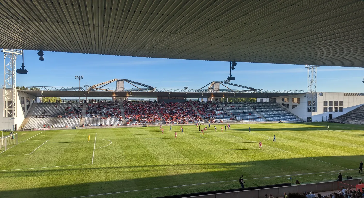 À Nîmes Olympique, de nouveaux investisseurs attendus avant le passage à la DNCG 1 Match de Nîmes Olympique au stade des Costières en 2022