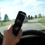 Téléphone utilisé au volant — illustration