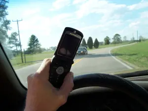 Téléphone utilisé au volant — illustration